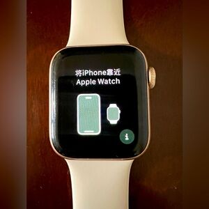 Rose gold Apple Iwatch series 5. 40mm. Excellent condition. UNLOCKED.